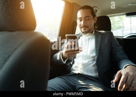 Im Nahen und Mittleren Osten Geschäftsmann in einem Auto Pkw Stockfoto