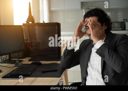 Jungen gutaussehenden Mann frustriert auf der Suche erschöpft ein Stockfoto