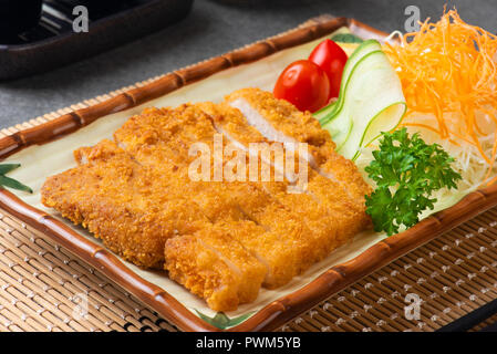 Japanische Tiefe gebratenes Schweinefleisch oder Tonkatsu set mit Reis in Studiobeleuchtung. Stockfoto