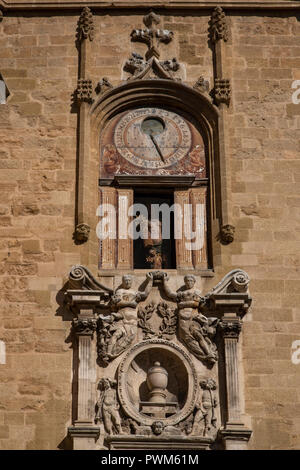 Turm und Campanile bei Aix-en-Provence - das CLOCKTOWER war einst das Tor der militärischen Vorposten des Sextius und dann die Bourg Saint Sauveur. Es war Stockfoto