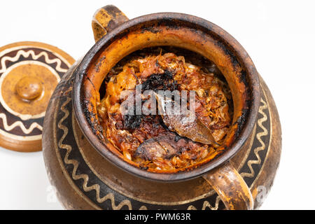 Heiß, bereit, traditionelle Kohlrouladen mit Lorbeerblatt in Lehm Topf mit Deckel zu dienen. Stockfoto