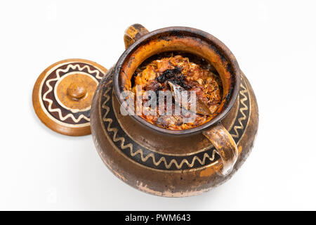 Heiß, bereit, traditionelle Kohlrouladen mit Lorbeerblatt in Lehm Topf mit Deckel zu dienen. Stockfoto