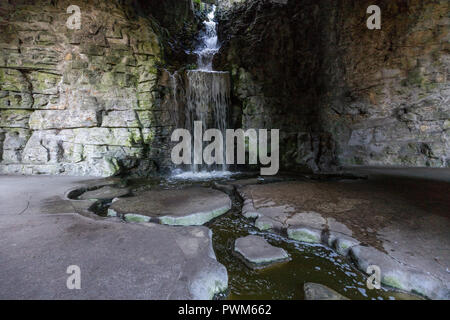 Wasserfall bei Buttes-Chaumont Park - Parc des Buttes-Chaumont ist eines der romantischsten Parks in Paris. Es war einmal ein Steinbruch, so gibt es viele Rock Stockfoto