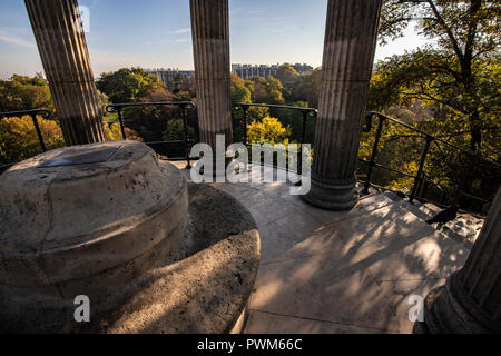 Tempel der Insel Belvedere bei Buttes-Chaumont Park ist eine Reproduktion der Vesto Tempel am Tivoli in Rom und sitzt auf Belevedere Insel Stockfoto