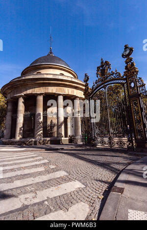 Parc Monceau Schmiedeeisernes Tor - Parc Monceau wurde im 17. Jahrhundert im Auftrag der Herzog von Chartres gebaut. Heute ist sie eine der elegantesten Gard Stockfoto