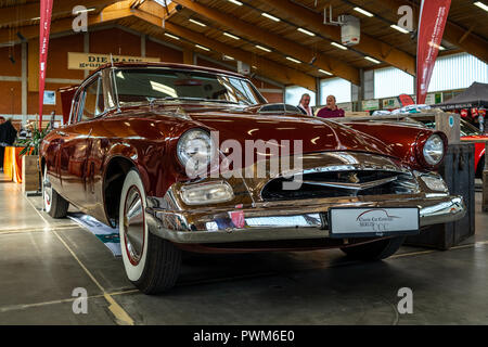 PAAREN IM GLIEN, Deutschland - 19. MAI 2018: Die retro Auto Studebaker President Speedster Hardtop Coupé, 1955. Oldtimer-show 2018 sterben. Stockfoto