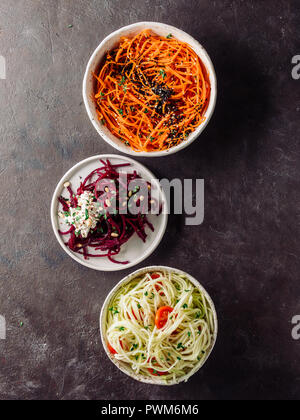 Ideen und Rezepte für die gesunden Salat - würzige Sesam Möhre nudeln Salat, rohe rote Beete Nudeln mit Ricotta, Zucchini zoodles Salat mit Tomaten. Verschiedene vegetarische Salate Ready-to-eat. Top anzeigen. Kopieren Sie Platz Stockfoto