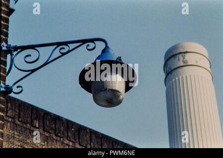 Battersea Power Station - Licht- und Schornstein April 1987 Stockfoto