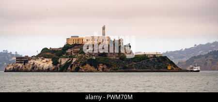 Berühmte isolierte Gefängnis Insel in der Bucht von San Francisco tour Boot angedockt Stockfoto