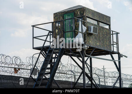 Getarnt Hütte auf einem Metallrahmen aufgehängt gibt wachen ein Aussichtspunkt Insassen zu sehen Stockfoto