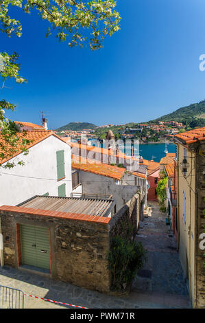 Collioure (Südfrankreich): Lane mit Häusern in der Altstadt grenzt Stockfoto