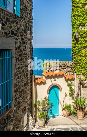 Collioure (Südfrankreich): Lane mit Häusern in der Altstadt grenzt Stockfoto