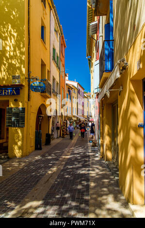 Collioure (Südfrankreich): Lane mit bunten Häuserfassaden in der Altstadt grenzt Stockfoto