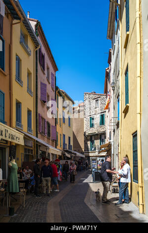 Collioure (Südfrankreich): Lane mit bunten Häuserfassaden in der Altstadt grenzt Stockfoto