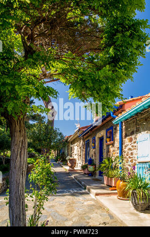 Collioure (Südfrankreich): Lane mit Häusern in der Altstadt grenzt Stockfoto