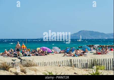 Perpignan (Südfrankreich): Urlauber am Strand von Saint-Cyprien ÒCote RadieuseÓ entlang der Küste. Stockfoto