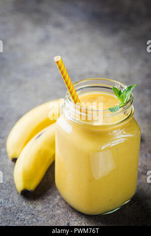 Bananen Smoothie in Mason jars und frisches Obst für gesundes Frühstück Stockfoto