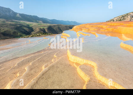 Travertin Terrasse bei Sonnenaufgang in der Nähe von Orost, eines der seltenen reinen Travertin-Pools, die frei zugänglich sind, sind Badab-e Surt, Iran Stockfoto