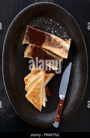 Marrowbones mit Rotwein, Bratensoße und Toast Dreiecke Stockfoto