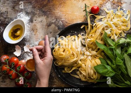 Tagliatelle, Tomaten, Kräuter und Eier Stockfoto