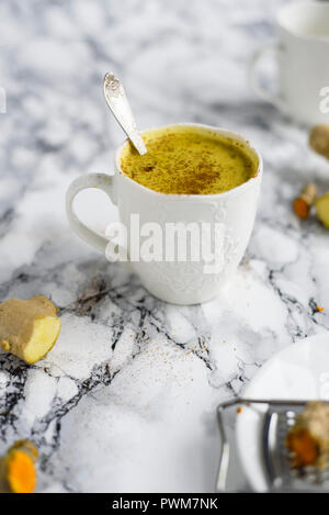 Mutter Milch mit Kurkuma, Ingwer, Zimt und Honig Stockfoto