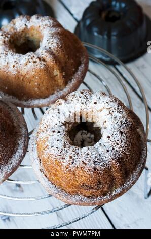 Mini Bundt Kuchen mit Puderzucker Stockfoto