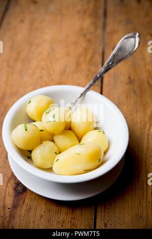 Salzkartoffeln mit Kräutern Stockfoto