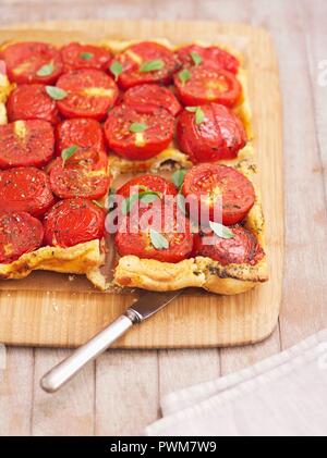 Tarte Tatin mit Tomaten Stockfoto