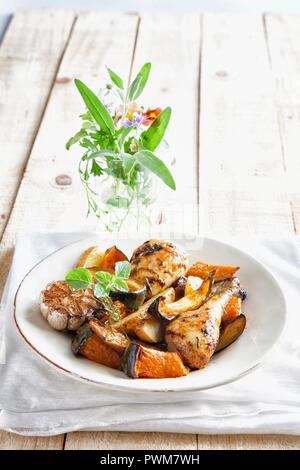 Orange Huhn mit Ofen gerösteten Gemüse und Kräuter Stockfoto