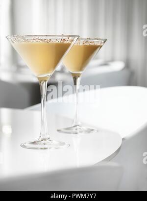 White Russians (Cocktail mit Wodka, Sahne und Kaffee Likör) Stockfoto