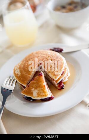 Pfannkuchen mit Ahornsirup und Berry jam Stockfoto