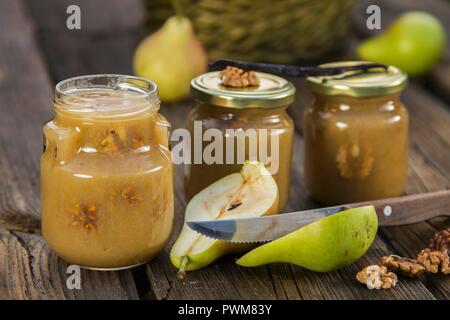 Pear jam mit Walnüssen und Vanille Stockfoto