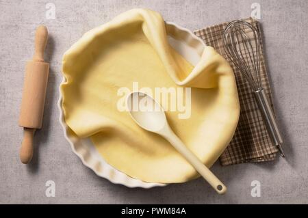 Teig in eine Schale mit einem Löffel aus Holz Stockfoto