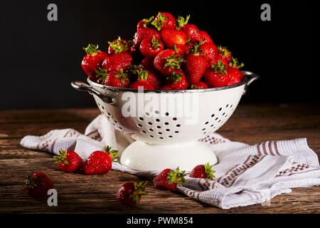 Erdbeeren in einem Sieb Stockfoto