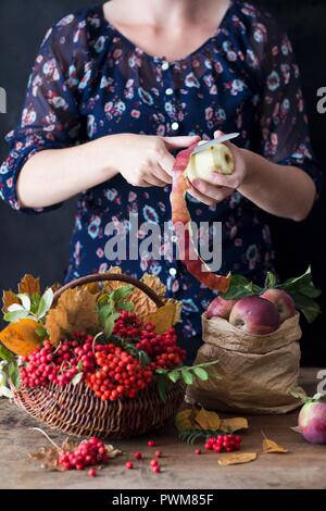 Frau Peeling Apfel Stockfoto