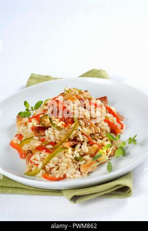 Risotto mit Kaninchen und Paprika Stockfoto