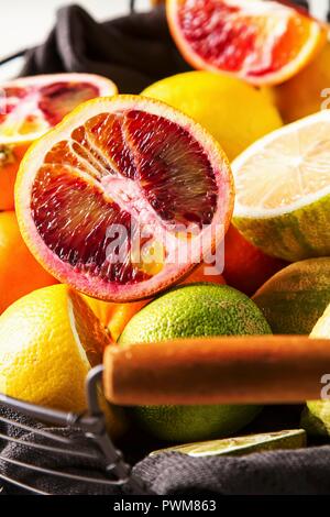 Verschiedene Zitrusfrüchte in einem Drahtkorb Stockfoto