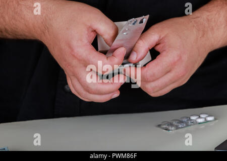 Menschenbild, die Entnahme von Pille aus der Blisterpackung zu Hause abgeschnitten Stockfoto