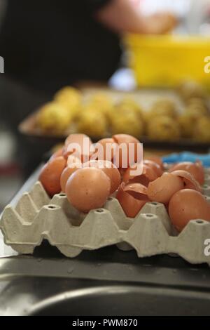 Leeren Eierschalen in einem Ei box Stockfoto