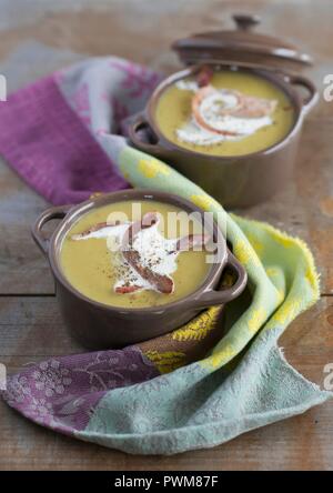 Creme von Erbsensuppe mit Speck Stockfoto