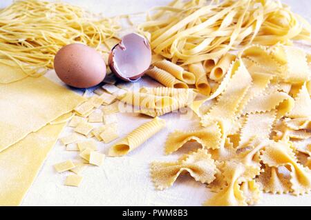 Verschiedene Arten von hausgemachten Eiernudeln Stockfoto