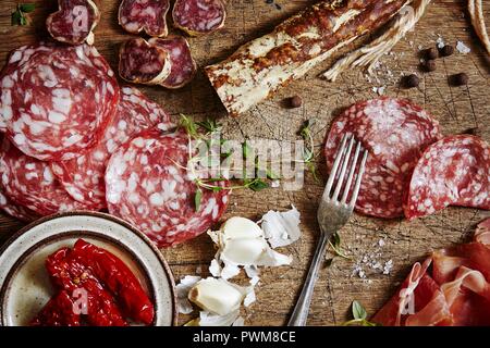 Feine Fleisch- und Wurstwaren. Auf einem vintage Schneidbrett serviert. Stockfoto