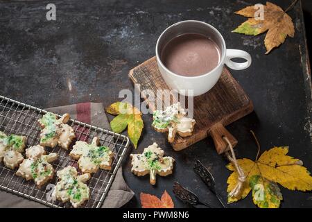 Herbstlicher ahorn Kekse mit Ahornsirup und eine Tasse heiße Schokolade Stockfoto