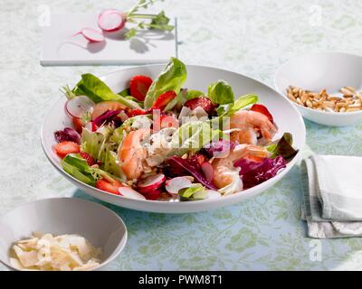 Ein bunter Salat mit Garnelen, Erdbeeren und Radieschen Stockfoto