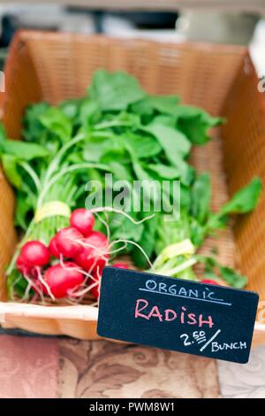 Organische Radieschen auf ein Bauernmarkt Stockfoto