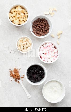 Zutaten für Rocky Road Schichten mit Reis Crispies und getrockneten Kirschen Stockfoto