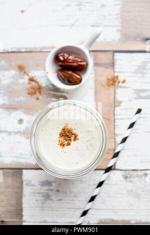 Cashew Milch mit Termine Stockfoto