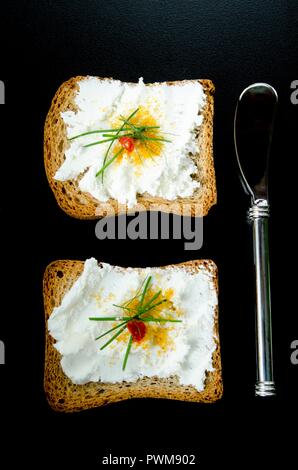 Toast Melba mit Ziegenkäse und bottarga Stockfoto