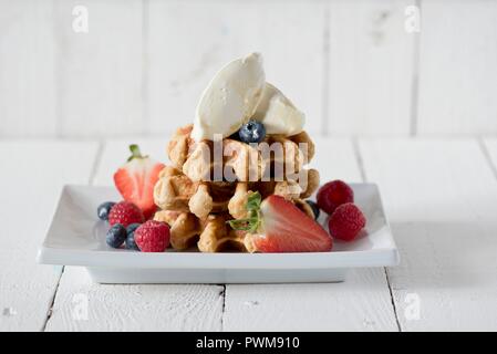 Waffeln mit Mascarpone und Beeren Stockfoto