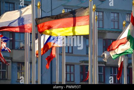 Viele Flaggen aus der ganzen Welt weht in suncshine vor historischen europäischen Gebäude in Prag Stockfoto